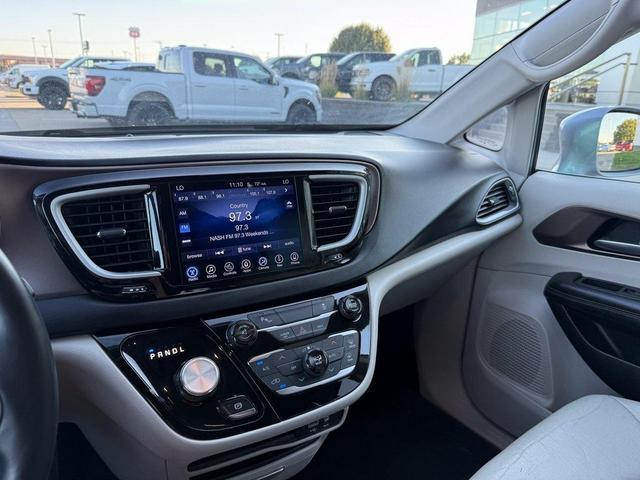 Photo of 2017 Billet Silver Metallic Clearcoat Chrysler Pacifica