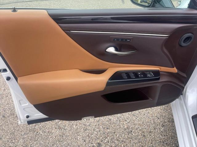 Photo of 2020 Eminent White Pearl Lexus ES 350