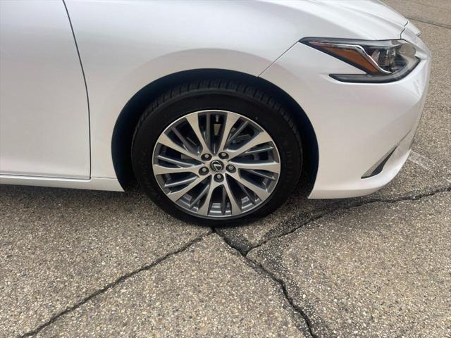 Photo of 2020 Eminent White Pearl Lexus ES 350