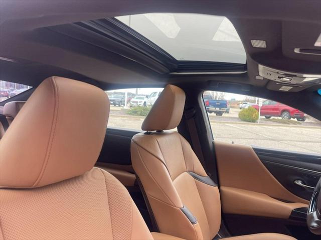 Photo of 2020 Eminent White Pearl Lexus ES 350
