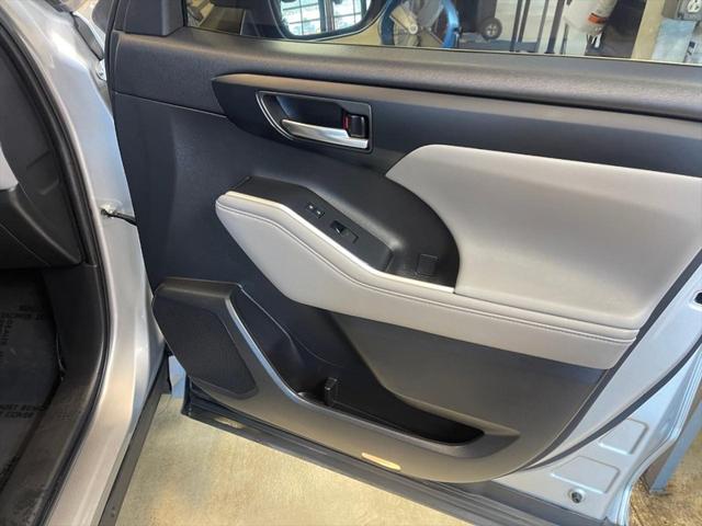 Photo of 2021 Celestial Silver Metallic Toyota Highlander