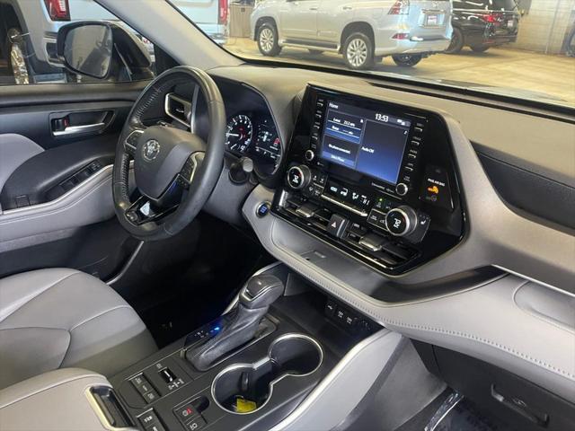 Photo of 2021 Celestial Silver Metallic Toyota Highlander