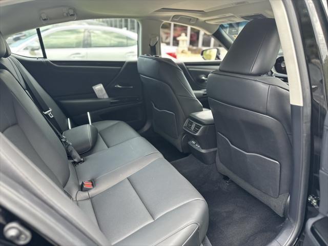 Photo of 2022 Black Lexus ES 350