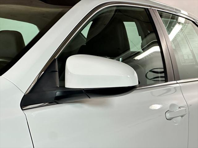 Photo of 2016 Super White Toyota Camry