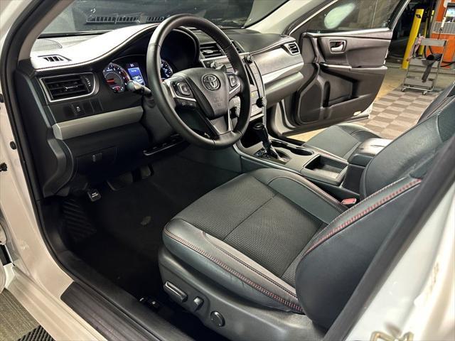 Photo of 2016 Super White Toyota Camry