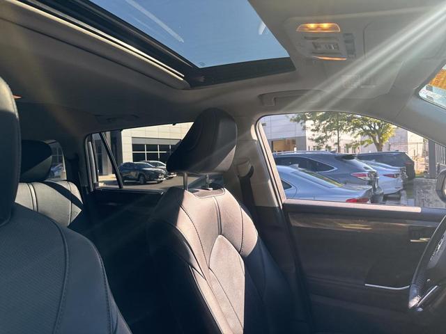 Photo of 2021 Celestial Silver Metallic Toyota Highlander Hybrid