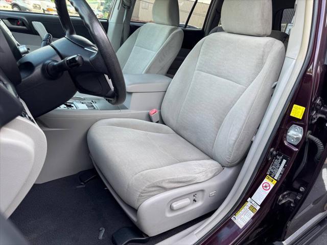 Photo of 2011 MAROON Toyota Highlander