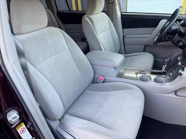 Photo of 2011 MAROON Toyota Highlander