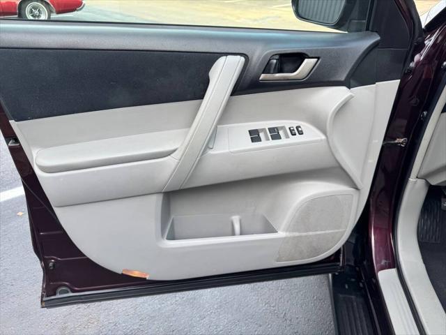 Photo of 2011 MAROON Toyota Highlander