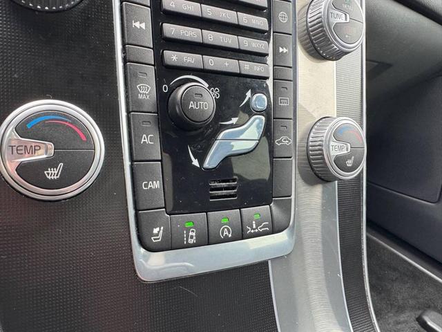 Photo of 2016 Crystal White Pearl Volvo XC60