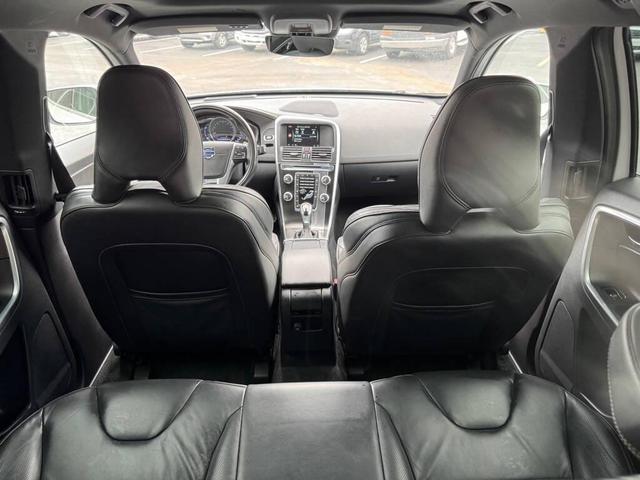Photo of 2016 Crystal White Pearl Volvo XC60