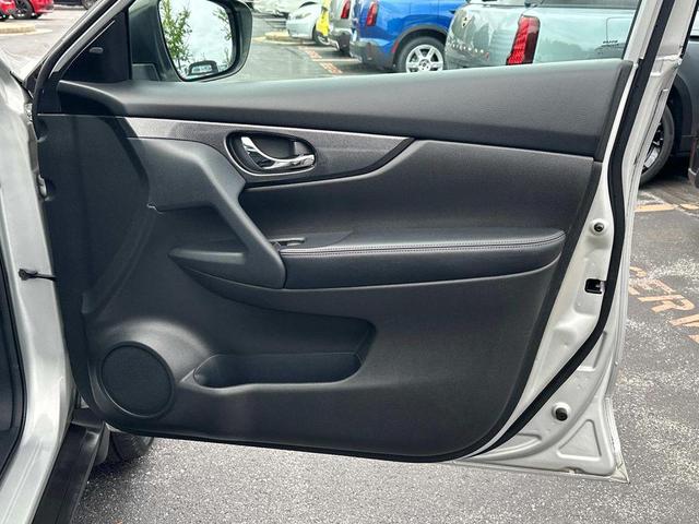 Photo of 2016 Brilliant Silver Nissan Rogue