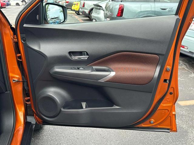 Photo of 2021 Monarch Orange/Super Black Nissan Kicks