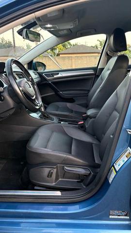Photo of 2016 Blue Volkswagen e-Golf