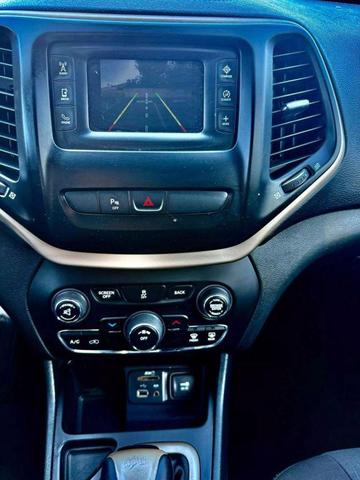 Photo of 2016 Granite Crystal Metallic Clearcoat Jeep Cherokee