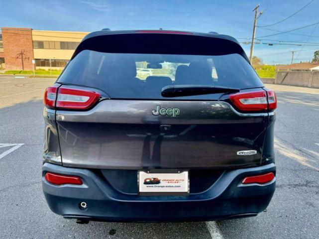 Photo of 2016 Granite Crystal Metallic Clearcoat Jeep Cherokee