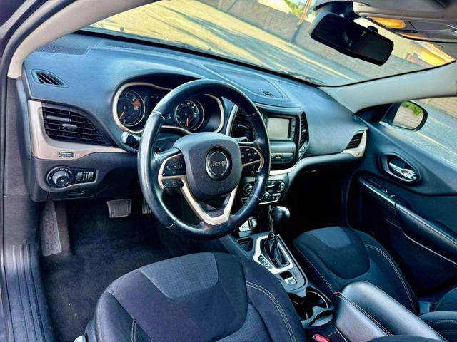 Photo of 2016 Granite Crystal Metallic Clearcoat Jeep Cherokee