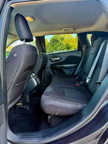 Photo of 2016 Granite Crystal Metallic Clearcoat Jeep Cherokee