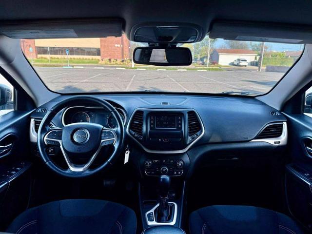 Photo of 2016 Granite Crystal Metallic Clearcoat Jeep Cherokee