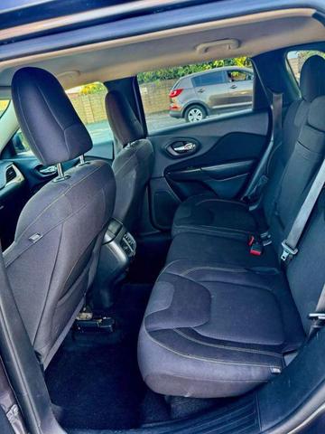 Photo of 2016 Granite Crystal Metallic Clearcoat Jeep Cherokee