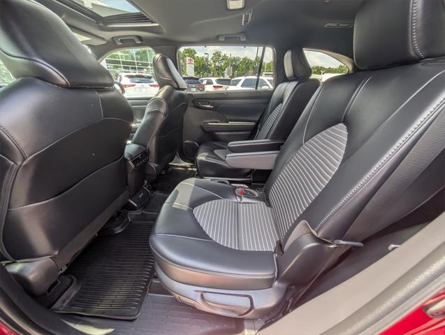 Photo of 2022 Ruby Flare Pearl Toyota Highlander