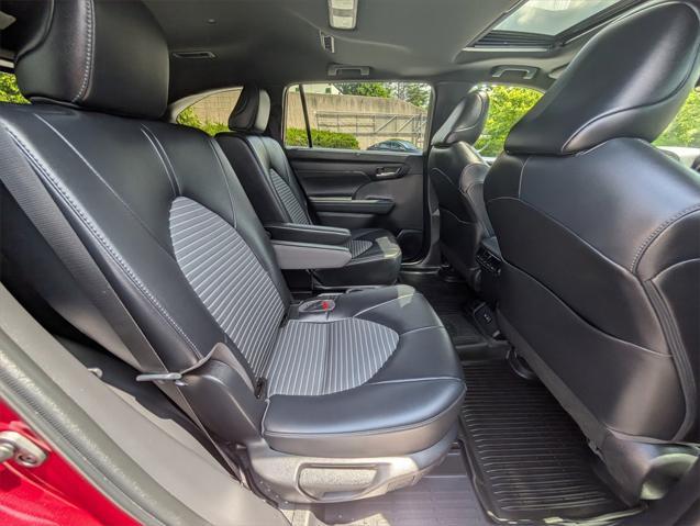 Photo of 2022 Ruby Flare Pearl Toyota Highlander