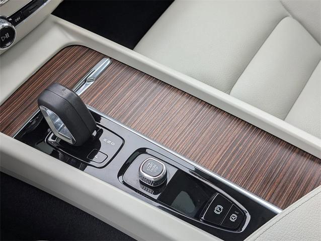 Photo of 2022 Fusion Red Metallic Volvo XC60