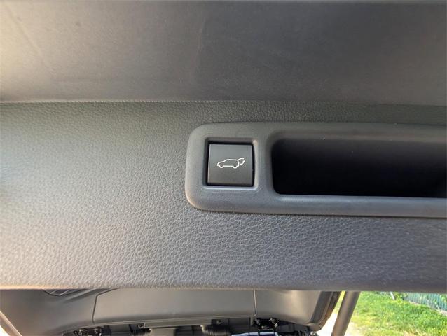 Photo of 2025 Midnight Black Metallic Toyota Highlander