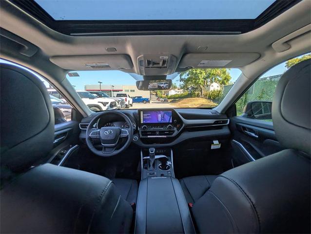 Photo of 2025 Midnight Black Metallic Toyota Highlander