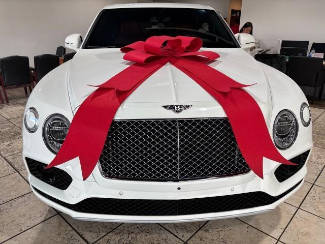 Photo of 2018 Glacier White Bentley Bentayga