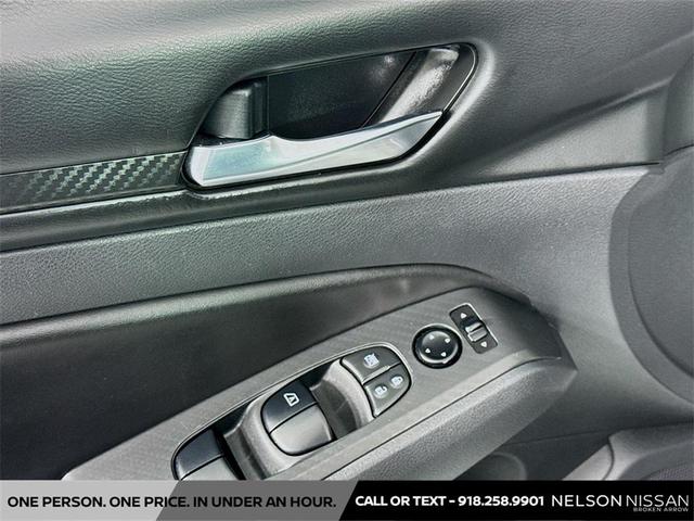 Photo of 2022 Super Black Clearcoat Nissan Altima