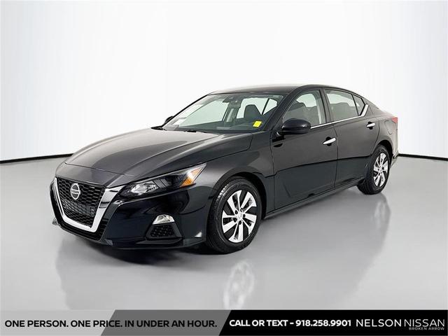 Photo of 2022 Super Black Clearcoat Nissan Altima