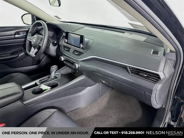 Photo of 2022 Super Black Clearcoat Nissan Altima