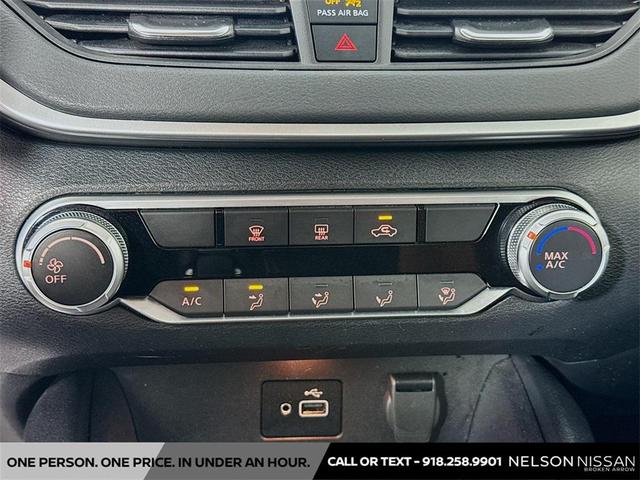 Photo of 2022 Super Black Clearcoat Nissan Altima