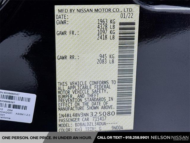 Photo of 2022 Super Black Clearcoat Nissan Altima