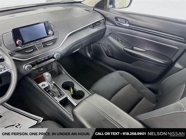 Photo of 2022 Super Black Clearcoat Nissan Altima