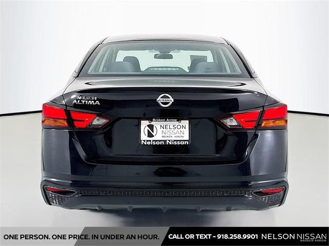 Photo of 2022 Super Black Clearcoat Nissan Altima