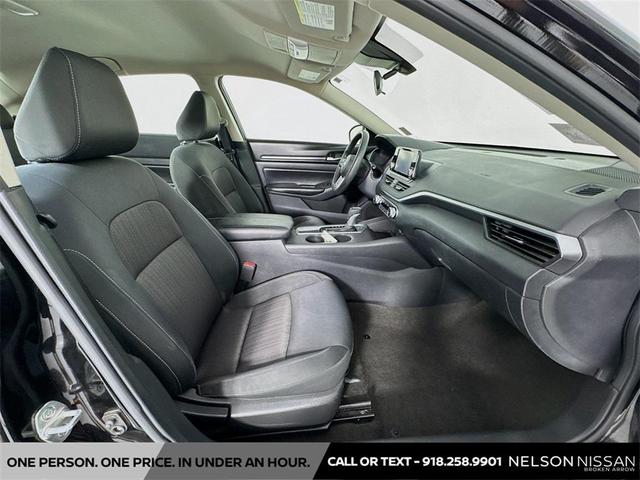 Photo of 2022 Super Black Clearcoat Nissan Altima