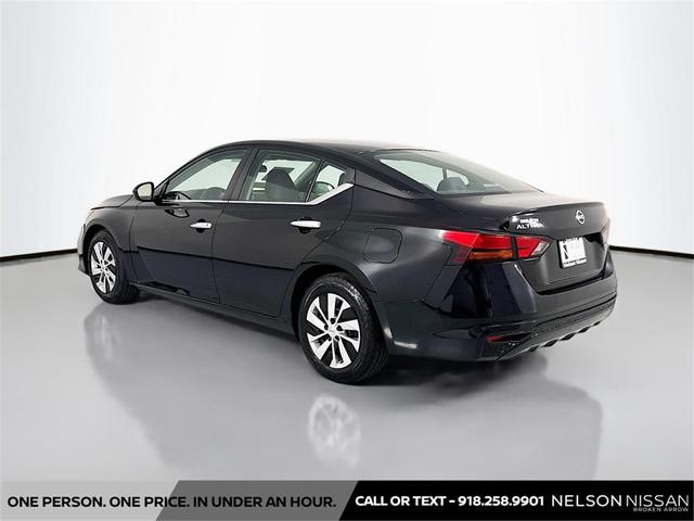 Photo of 2022 Super Black Clearcoat Nissan Altima
