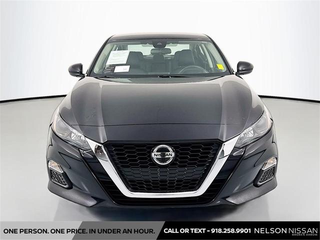 Photo of 2022 Super Black Clearcoat Nissan Altima