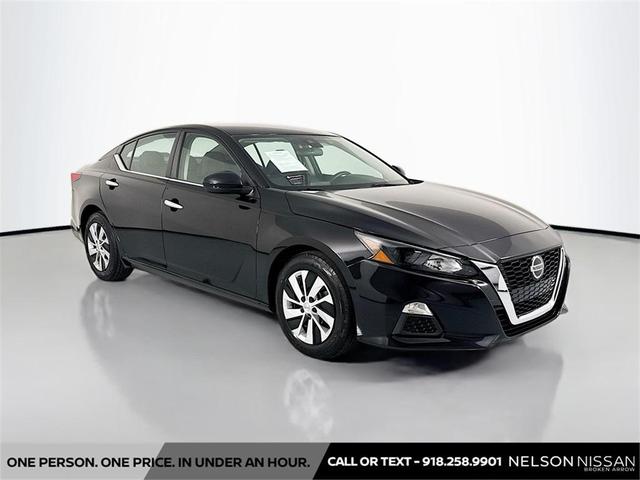 Photo of 2022 Super Black Clearcoat Nissan Altima
