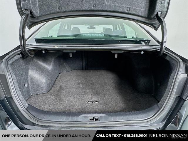 Photo of 2022 Super Black Clearcoat Nissan Altima