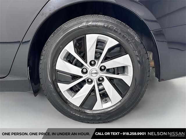 Photo of 2022 Super Black Clearcoat Nissan Altima