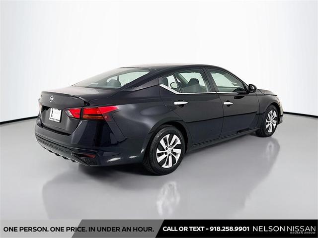 Photo of 2022 Super Black Clearcoat Nissan Altima