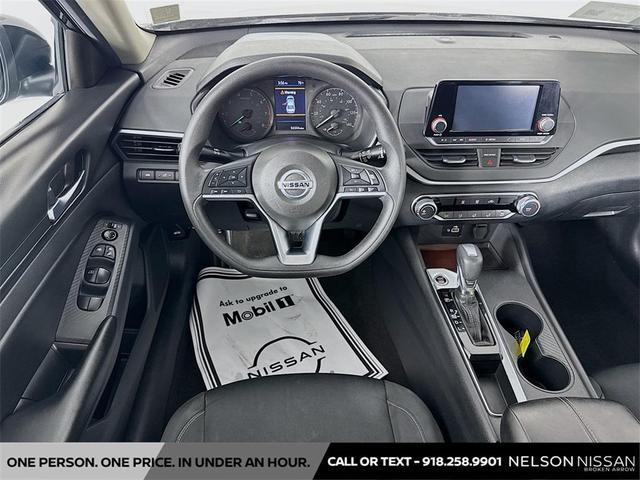 Photo of 2022 Super Black Clearcoat Nissan Altima