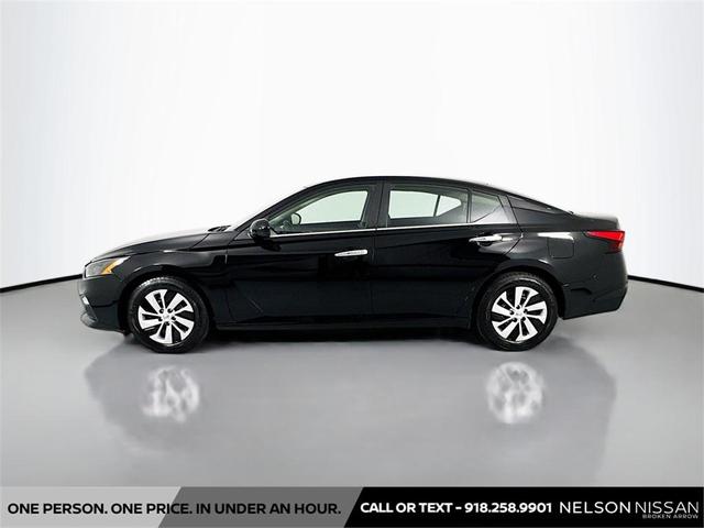 Photo of 2022 Super Black Clearcoat Nissan Altima