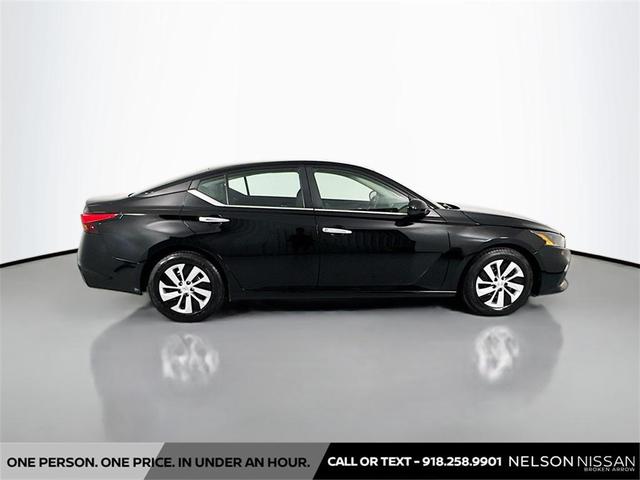 Photo of 2022 Super Black Clearcoat Nissan Altima