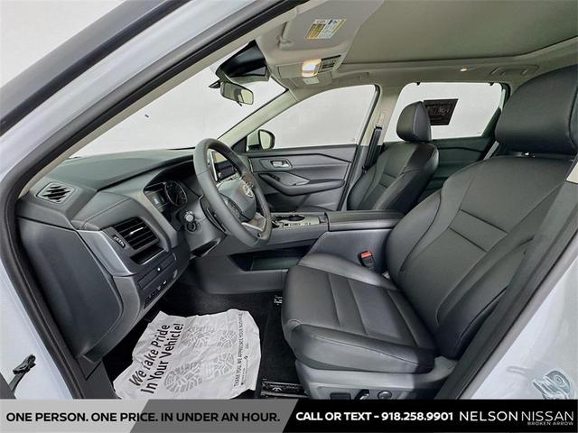 Photo of 2025 Everest White Pearl Nissan Rogue