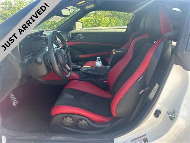 Photo of 2025 Pearl White Tricoat/Super Black Nissan Z
