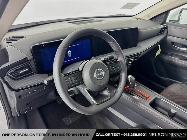 Photo of 2025 Aspen White Tricoat Nissan Kicks